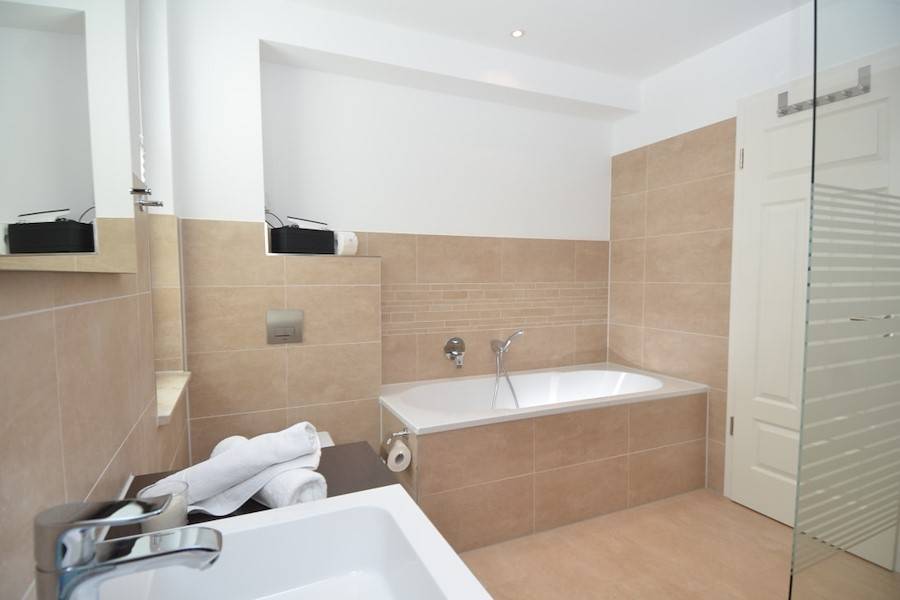 Das moderne Badezimmer mit Badewanne zum endlosen entspannen
