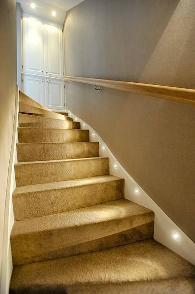 Der beleuchtete Treppenaufgang vom Unter- ins Erdgeschoss