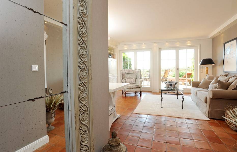 Blick zum Wohnzimmer, Terrasse und Meer