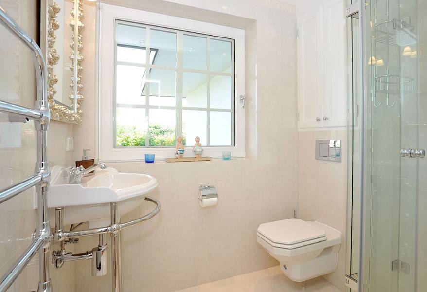 Duschbad mit hochwertigen Objekten und Tageslicht