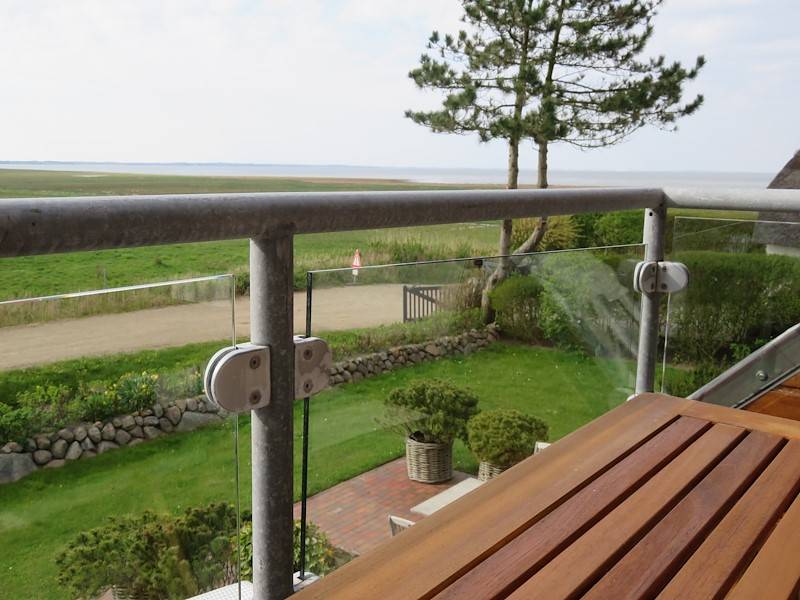 Auf dem Balkon eröffnet sich ein traumhafter Meerblick