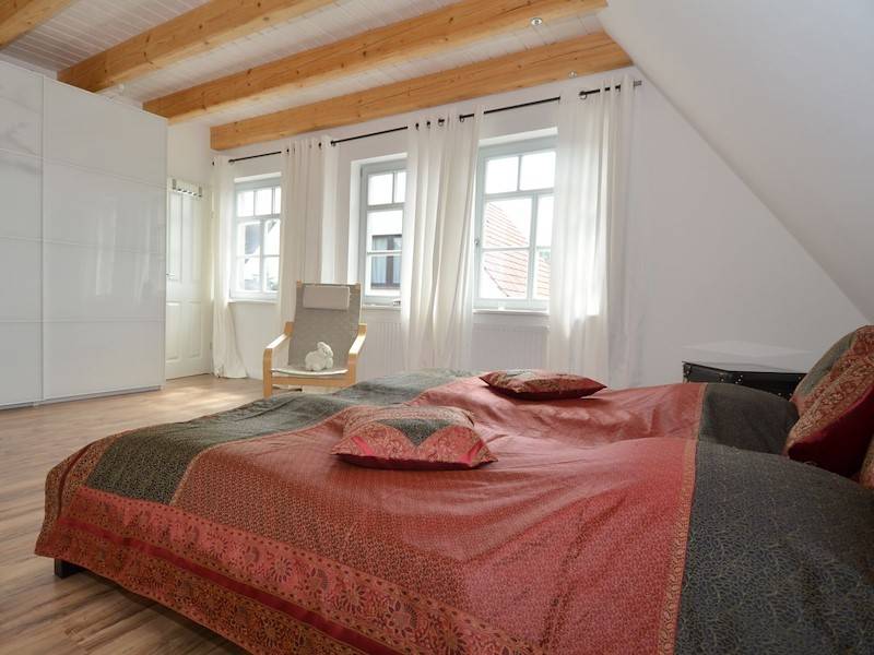 Schlafzimmer 3. Hell und freundlich mit einem großen Kleiderschrank.