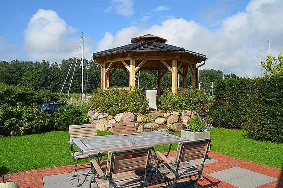 Zum großen Garten gehört auch ein überdachter Pavillon mit Gartenmöbeln.