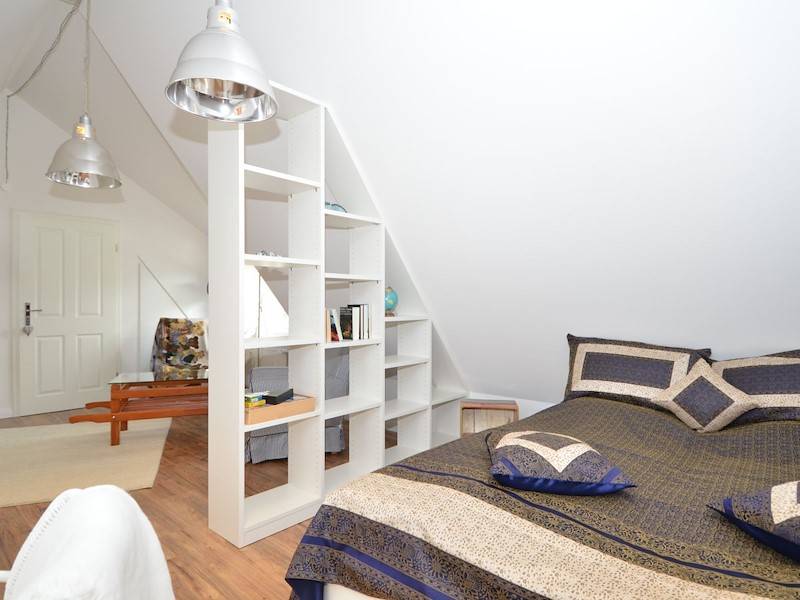 Im Dachstudio ist ein weiteres Schlafzimmer mit viel Platz und Doppelbett vorhanden.