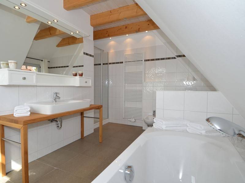 Badezimmer mit Badewanne und Dusche.