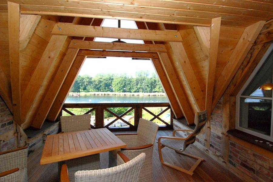 Von der überdachten Loggia hat man einen wunderbaren Blick auf die Having und den Yachthafen