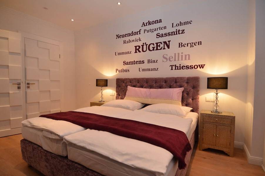 Das 2. Schlafzimmer mit Doppelbett und Kleiderschrank