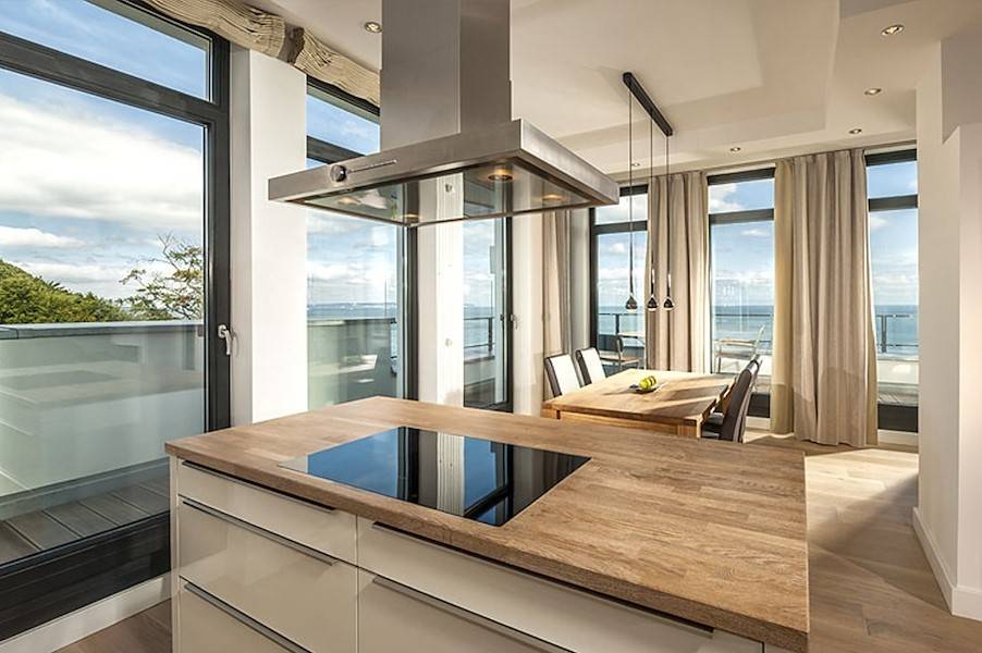 Beim Kochen ALLES im Blick! Offene und moderne Küche mit einer Kochinsel mit Blick aufs Meer!