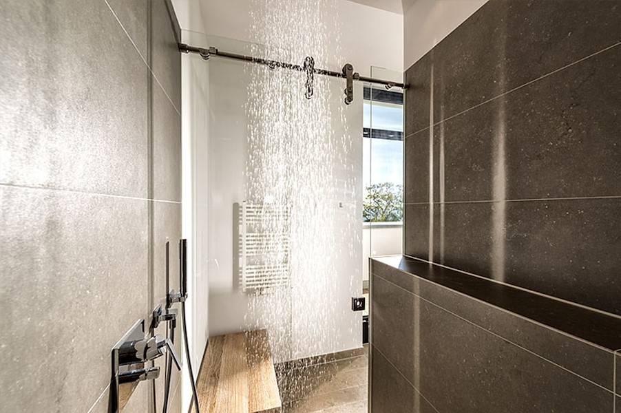 Modernes Tageslichtduschbad mit Regendusche und Handtuchheizkörper