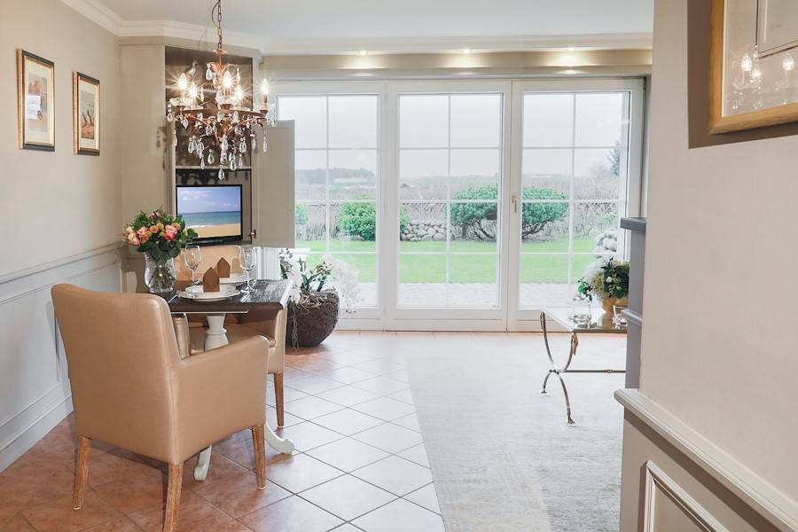 Bequeme und hochwertige Lederstühle laden zum Essen ein.
