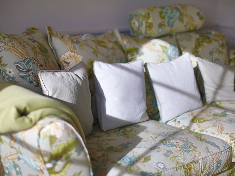 Das Sofa ist mit hochwertigen englischen Leinen bezogen
