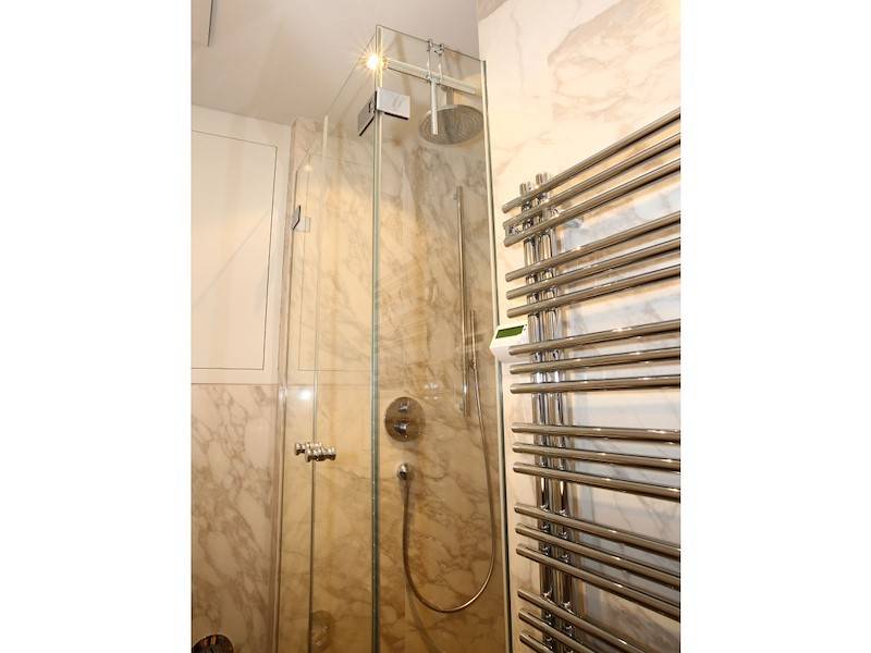 Edler Chromheizkörper für flauschig warme Badetücher
