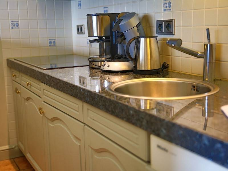 Hochwertige Granitarbeitsplatte und zwei Küchenzeilen
