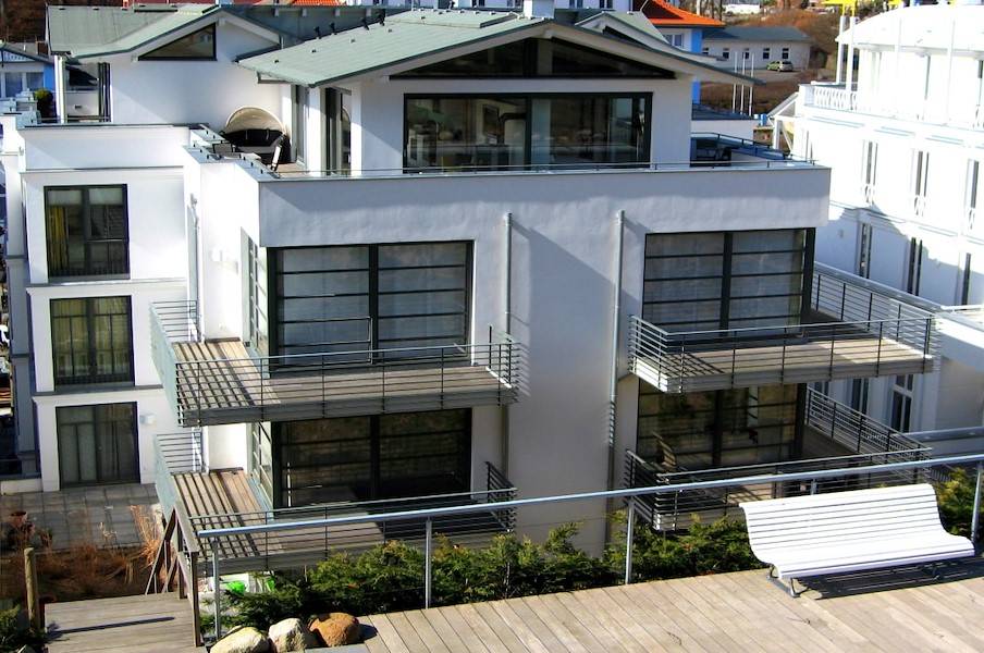 Blick vom Pool auf die Villa und das Penthouse Paulus in Sellin.