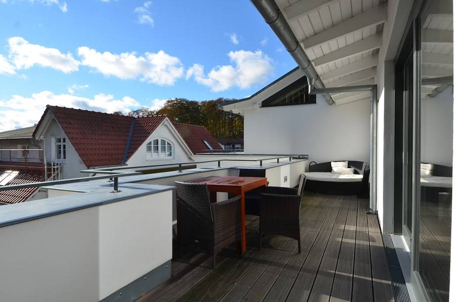 Die Dachterrasse mit Gartenmöbel 