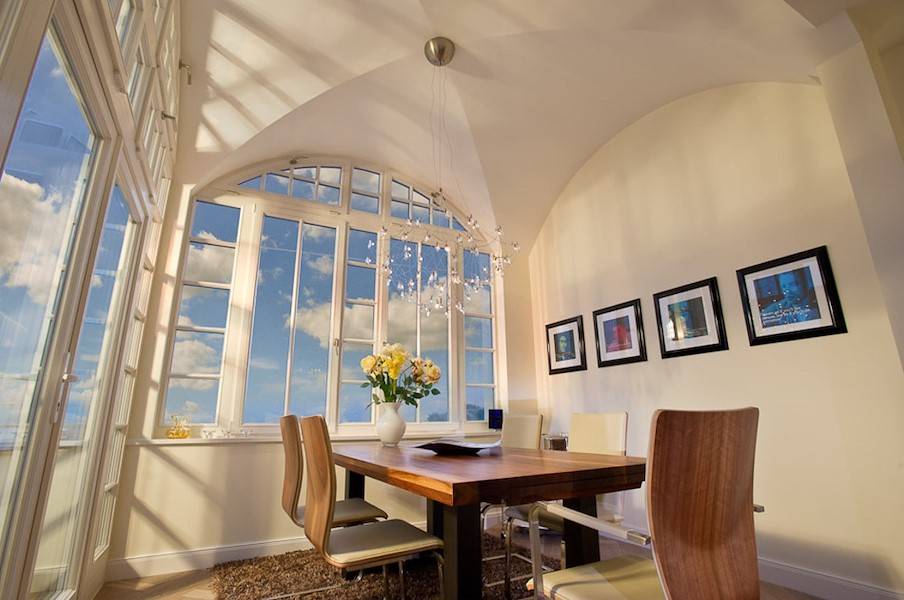 Nehmen Sie Platz und genießen Sie Ihre Speisen bei viel Tageslicht