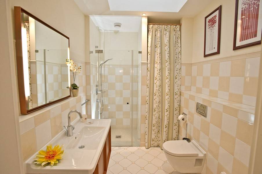 Zweites Bad mit Dusche und Waschmaschine und Wäschetrockner von Miele