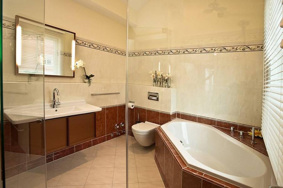 Großes Badezimmer mit Badewanne und Dusche