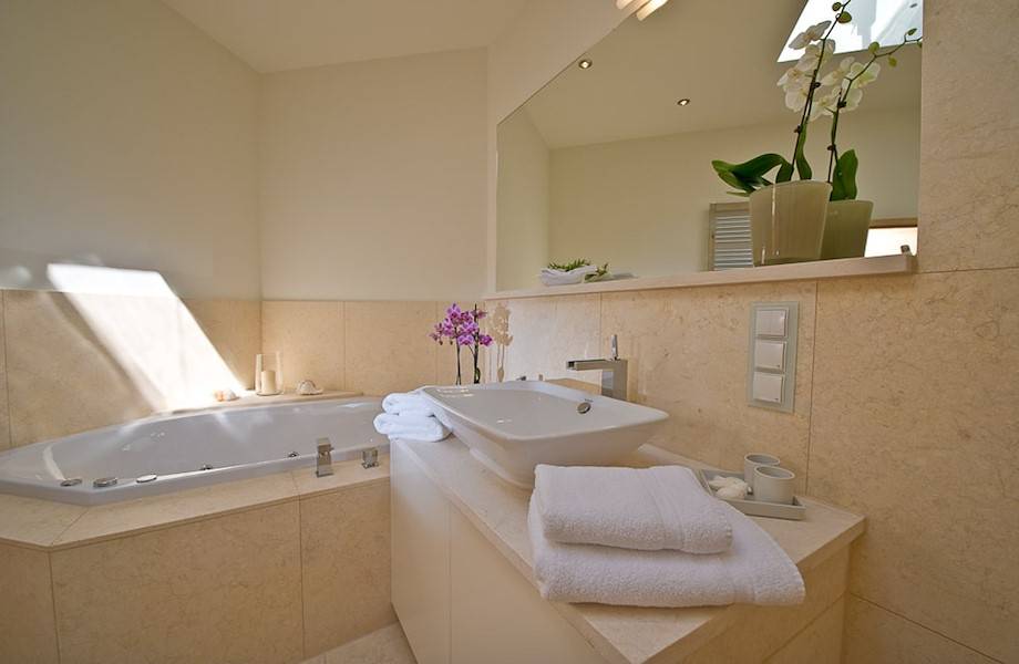 Ort für Entspannung pur: das Vollbad mit Sauna, Dusche und Whirlpool.
