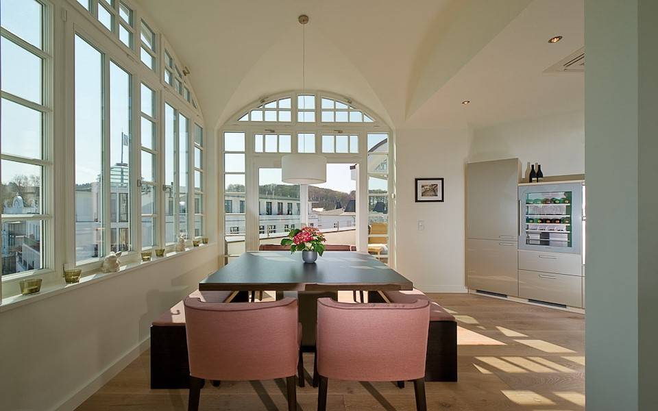 Der Ausblick aus der Wohnküche ist in alle Richtung traumhaft.