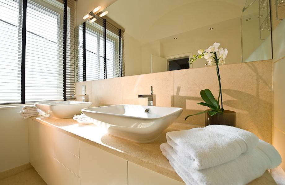 Viel Abstellfläche bietet das Duschbad mit seinen beiden Waschschalen
