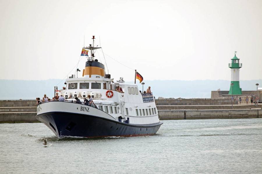 Fahren Sie mit einem Adler- Schiff entlang der Kreidefelsen. ©Jens Frank

