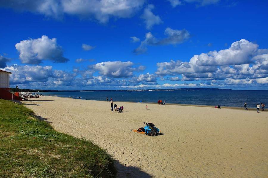 Der Kilometer lange und feinsandige Badestrand in Binz.
