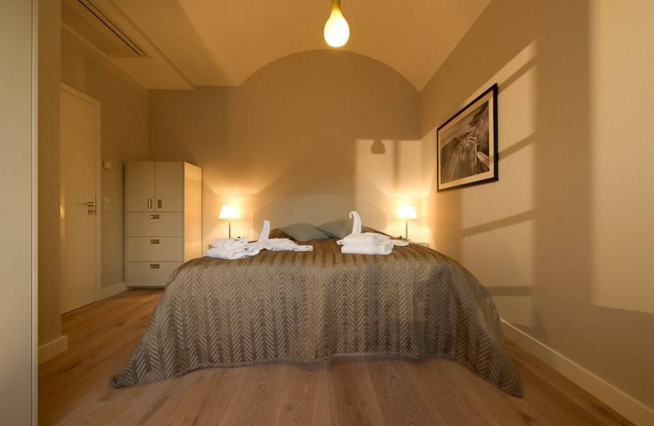 Das 2. Schlafzimmer mit einem großen Doppelbett
