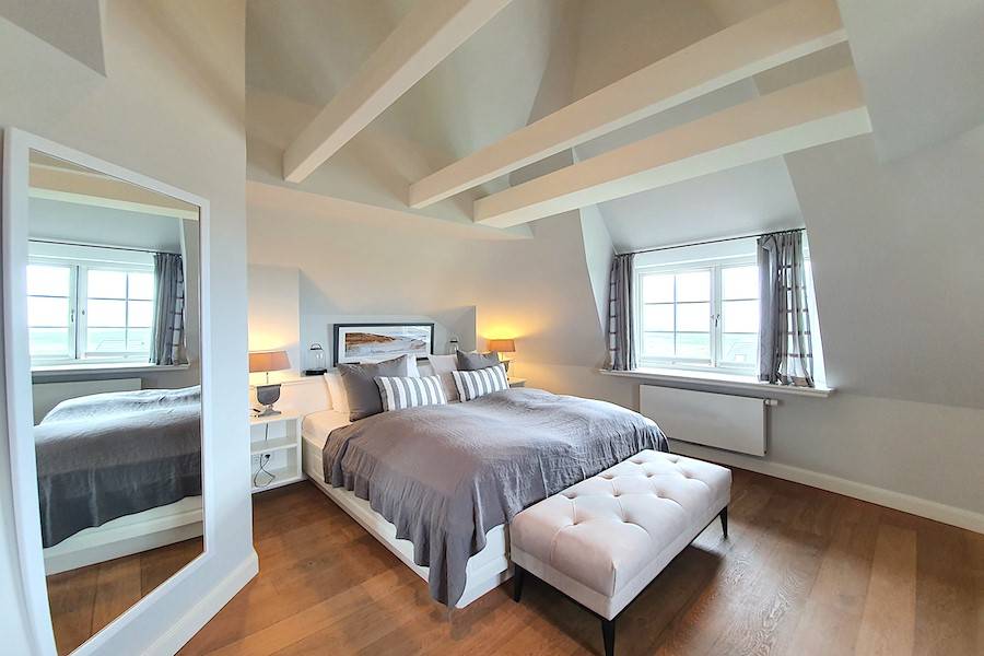 Ein großzügiges Masterbedroom befindet sich im Obergeschoss.