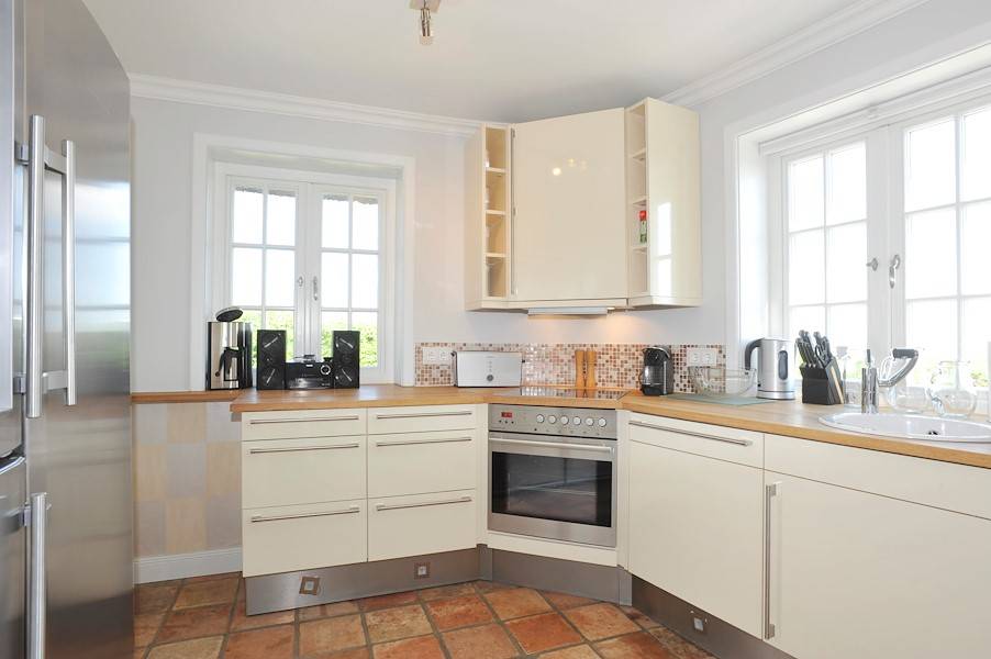 Bei Bedarf steht eine große, moderne und exklusive Küche zur Verfügung.