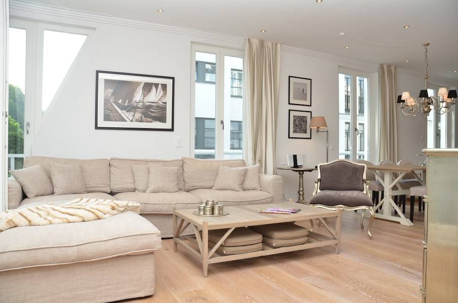 Viel Platz und ein gemütliches Sofa bietet der Wohnraum