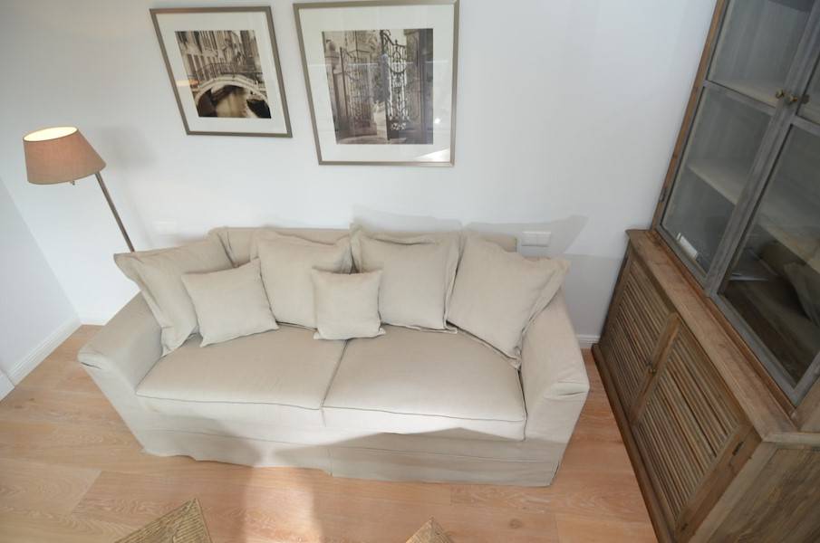 Ein weiteres Wohn-Schlafzimmer mit Schlafcouch