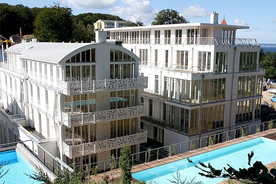 Die Villa mit hauseigenem Swimmingpool im Garten
