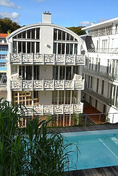 Der Pool liegt zu Füßen, das Meer ist in Sichtweite