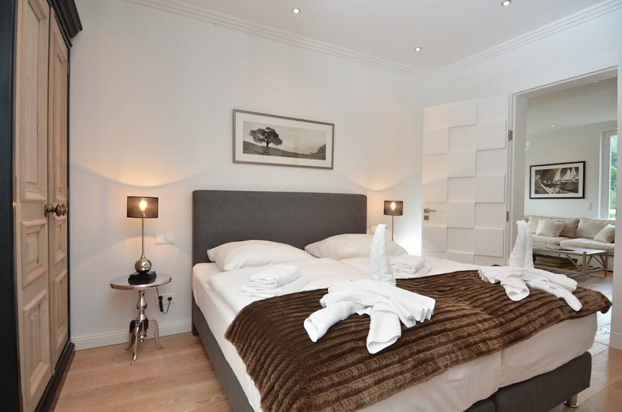 Das Schlafzimmer mit Doppelbett und Kleiderschrank