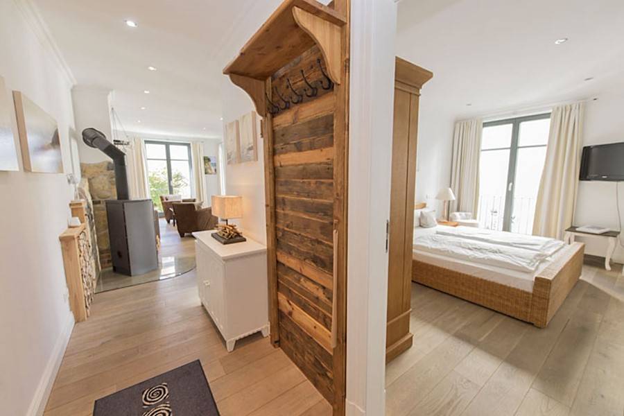 Diele/ Blick zum Kamin und ins Schlafzimmer 