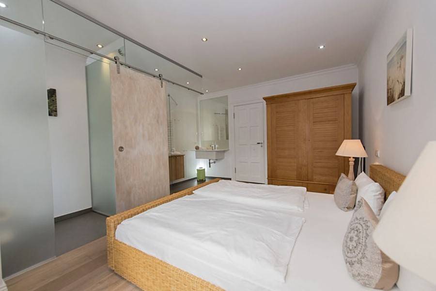 Schlafzimmer mit Kleiderschrank und Bad en Suite