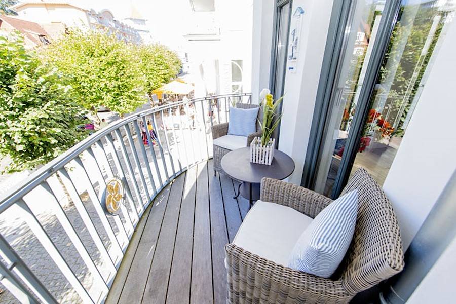 Sonne auf dem Balkon genießen