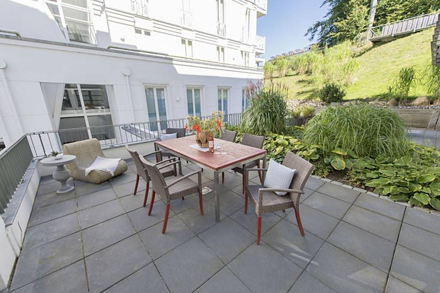 Großzügige Terrasse mit Gartenmöbeln zum Verweilen