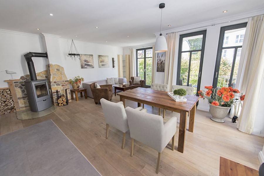 Essbereich mit viel Platz und Behaglichkeit am Echtholztisch