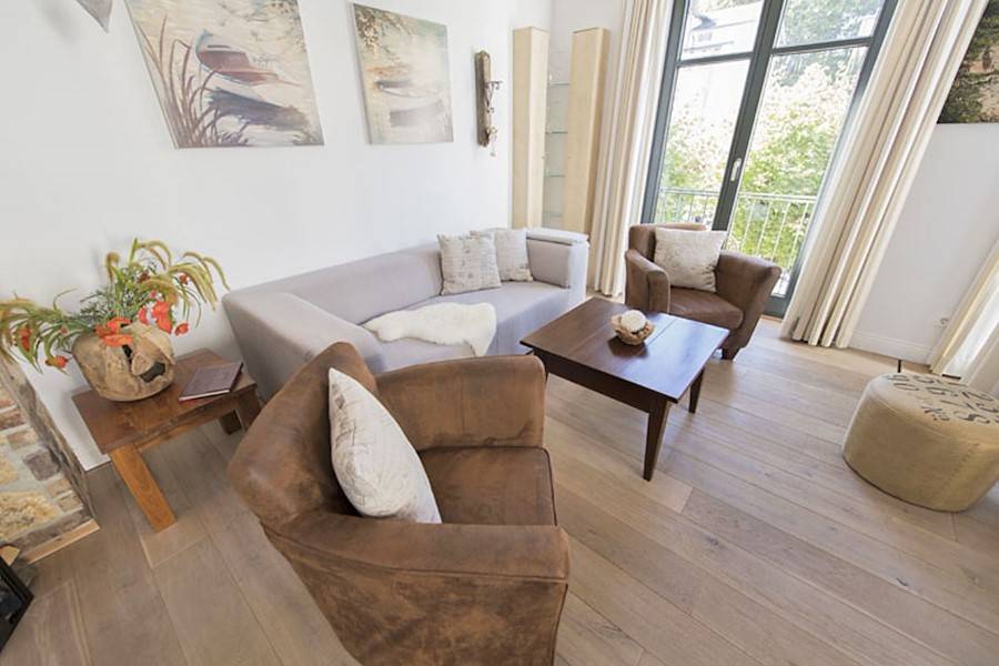 Geschmackvoll eingerichtetes Wohnzimmer mit viel Licht