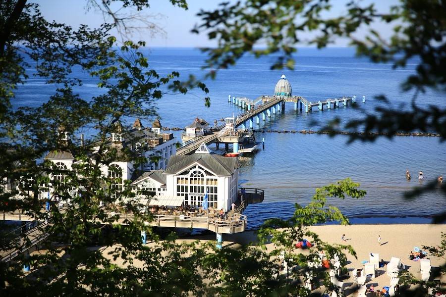 Ein Blick vom Hochufer auf die historische Seebrücke in Sellin.