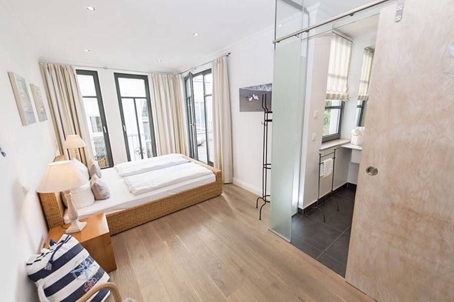 Helles Schlafzimmer mit Bad en Suite und Kleiderschrank