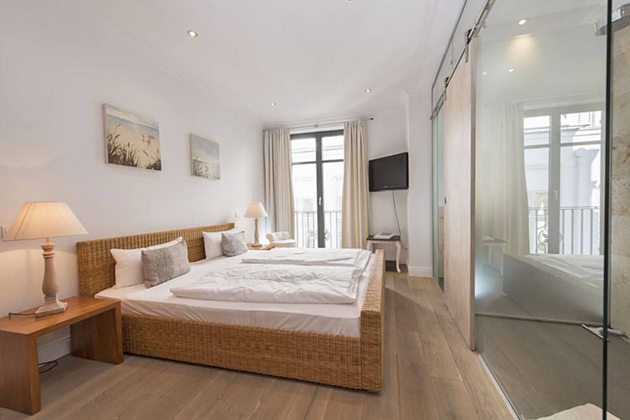 Eines der Schlafzimmer ist mit einem großzügigen Doppelbett, Kleiderschrank, Flachbildschirm und  Bad en Suite ausgestattet