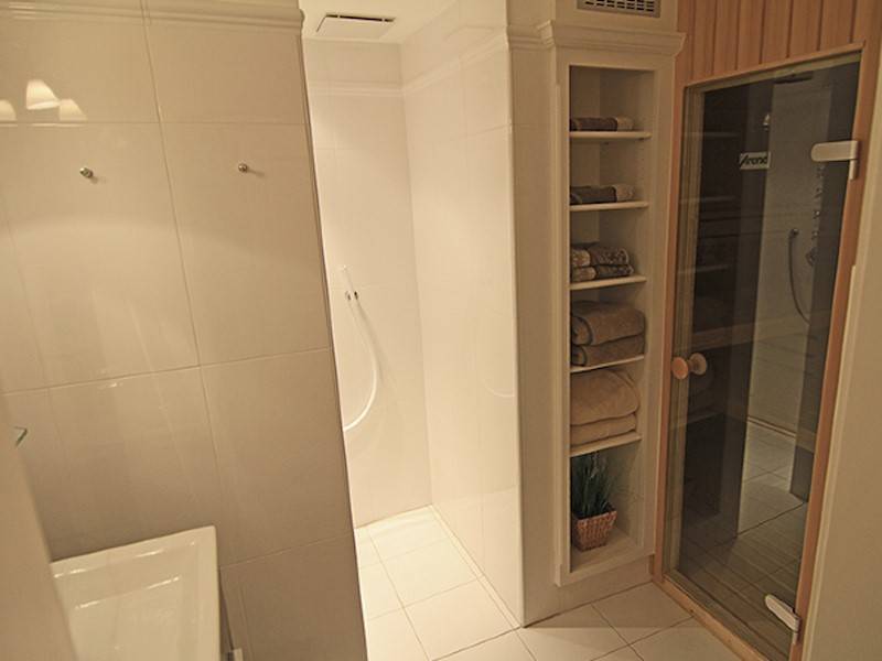 Das Duschbad mit eigener Sauna/ Sanarium