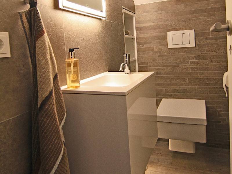 Ein Gäste- WC grenzt unmittelbar an das Schlafzimmer im Dachgeschoss.