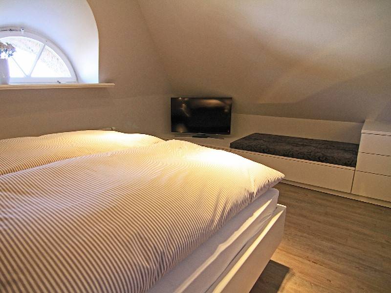Das Schlafzimmer im Dachgeschoss ermöglicht viel Stauraum für die Garderobe.