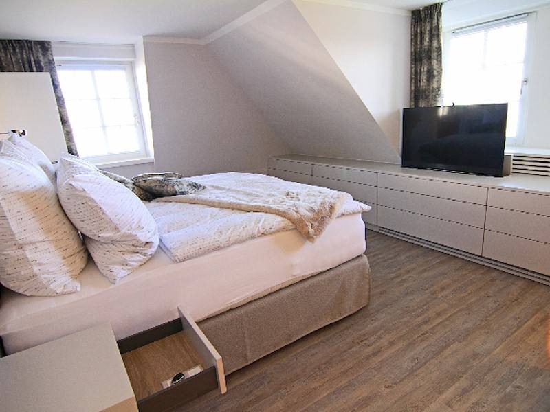 Der Flatscreen fährt auf Knopfdruck senkrecht heraus.