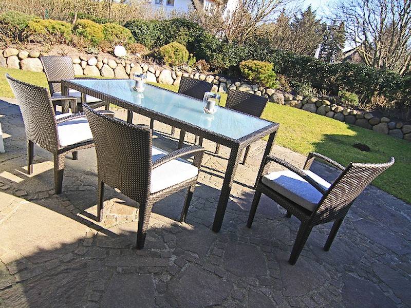 Exklusive Gartenmöbel von Dedon laden auf der Terrasse zum verweilen ein.