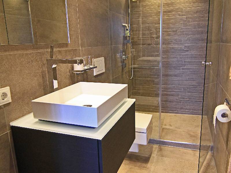 Das zweite Duschbad en suite im Obergeschoss.